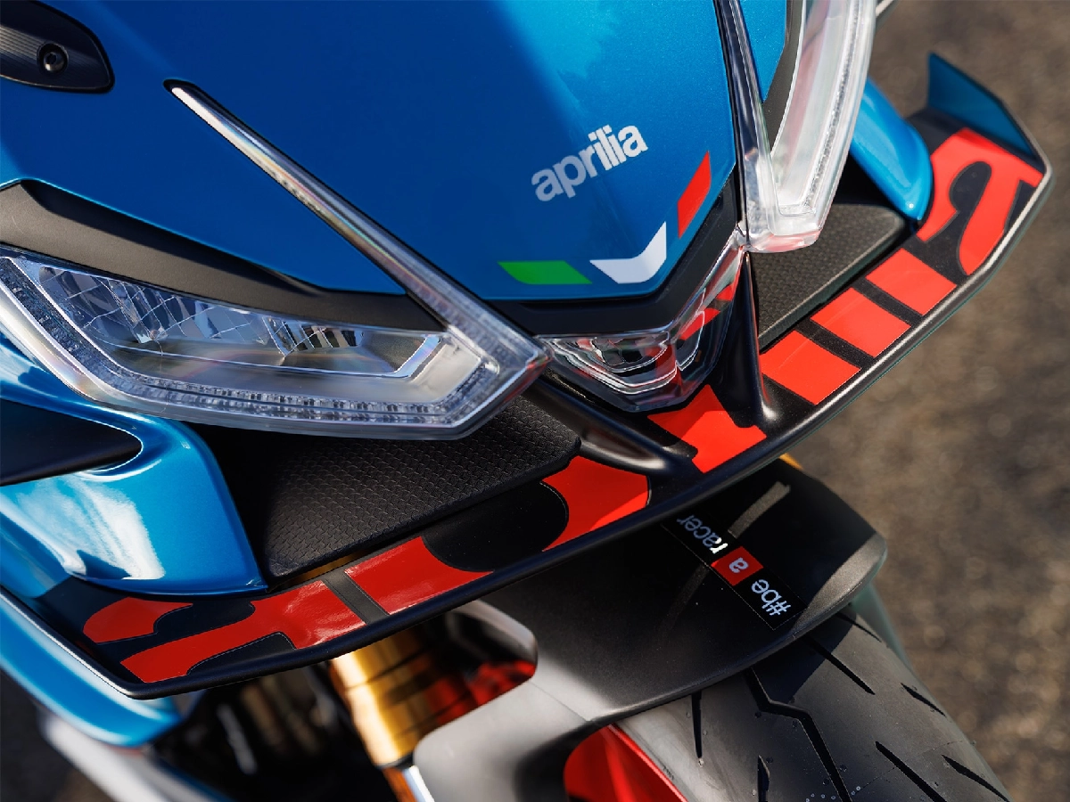 Aprilia RS 660 cockpit controls and handlebar view
