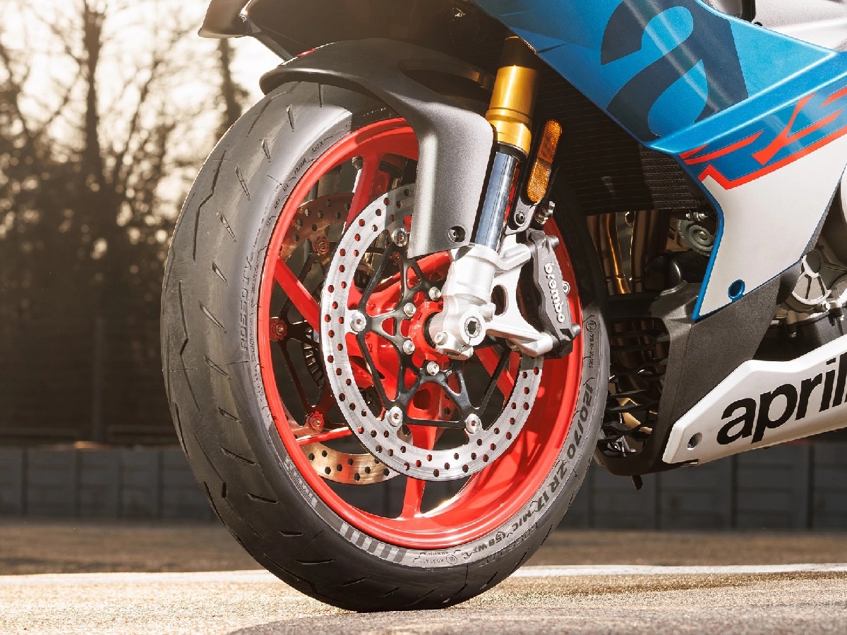 Aprilia RS 660 Brembo front brake caliper and wheel setup