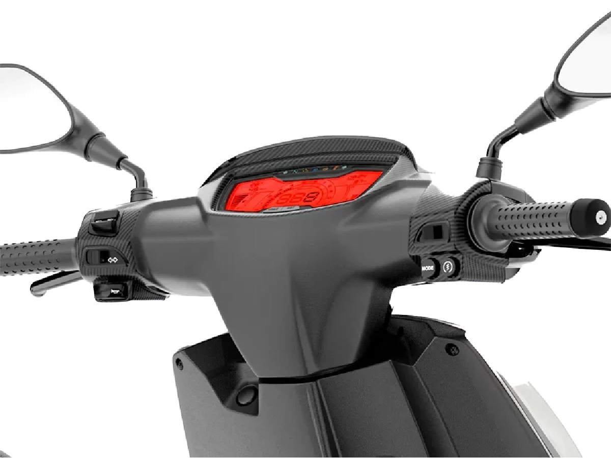 Aprilia SR 125 digital instrument display and handlebar controls