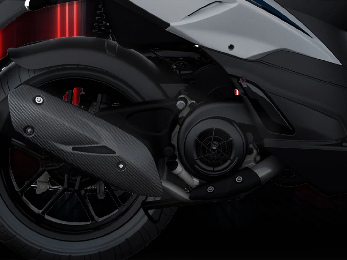 Aprilia SR 125 side seat and rear body panel detail