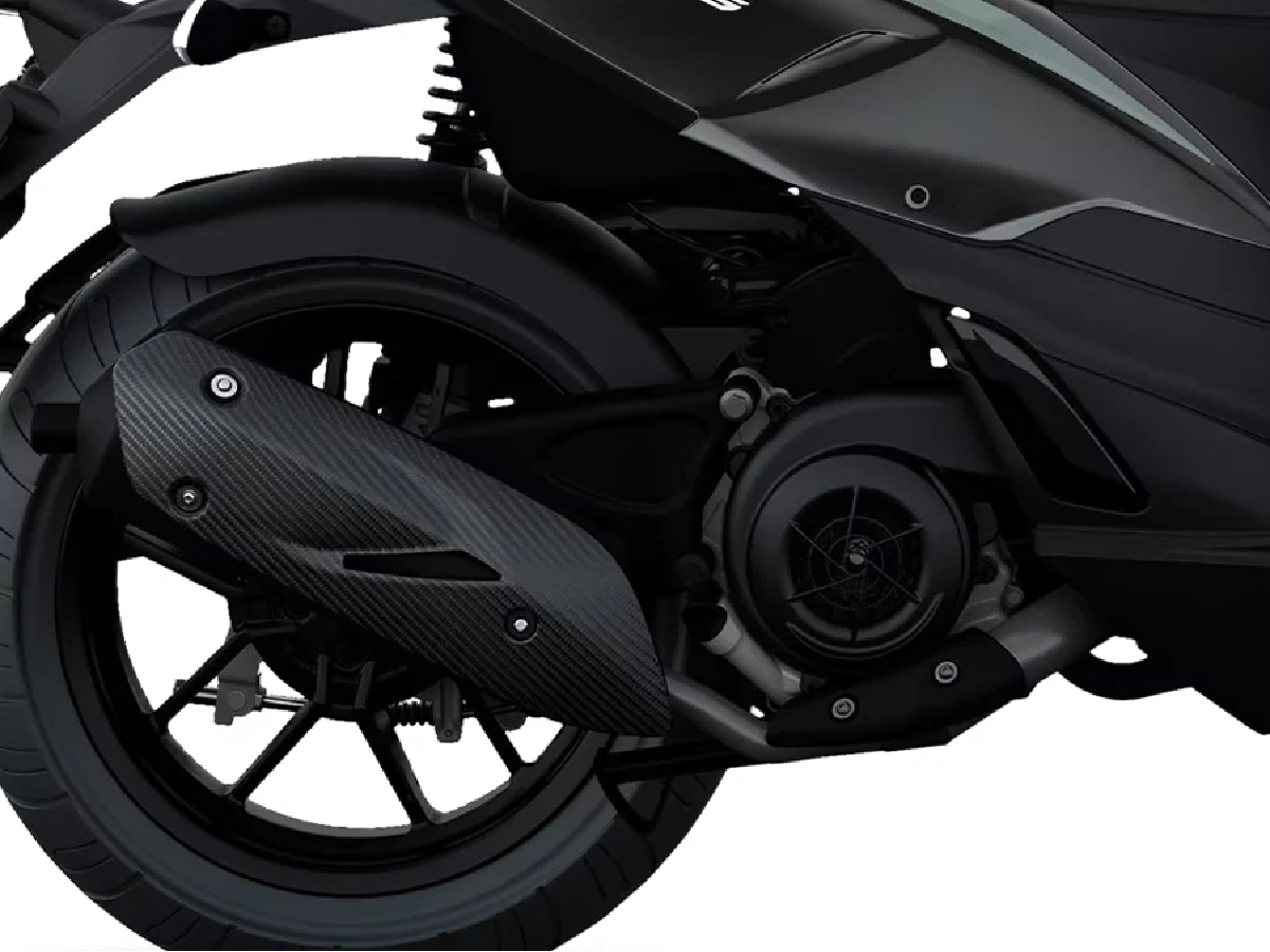 Aprilia SR 125 engine casing and exhaust system close-up