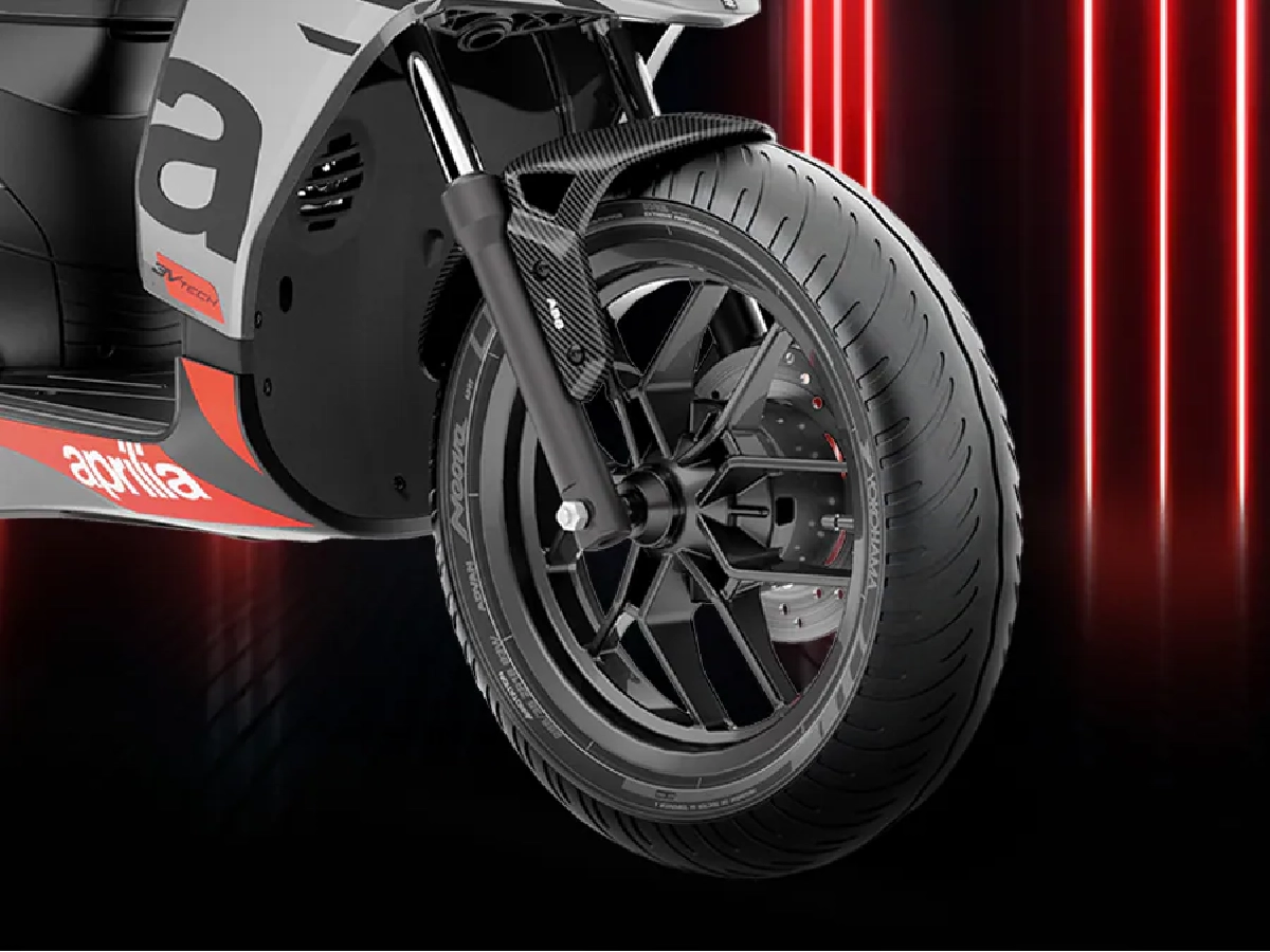 Aprilia SR 125 front tyre and disc brake close-up