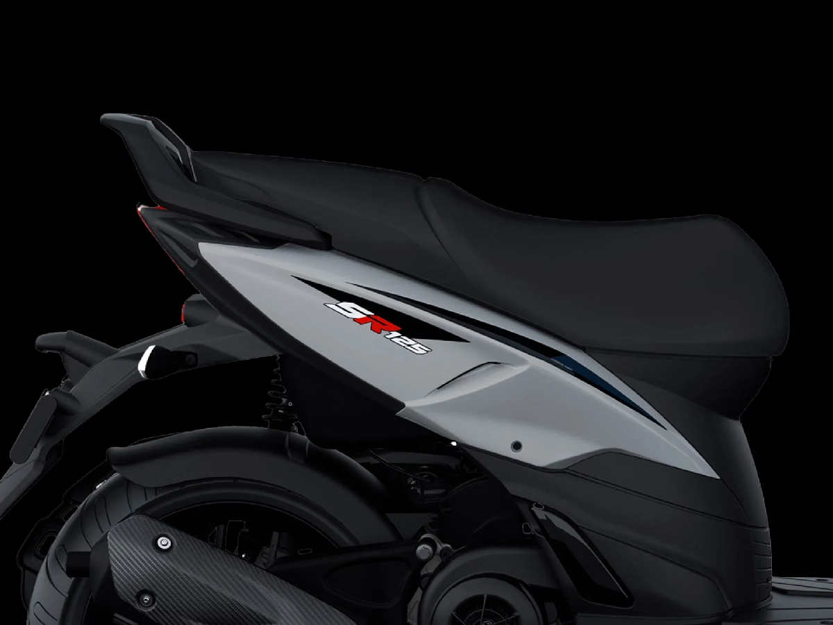 Aprilia SR 125 side seat and rear body panel detail