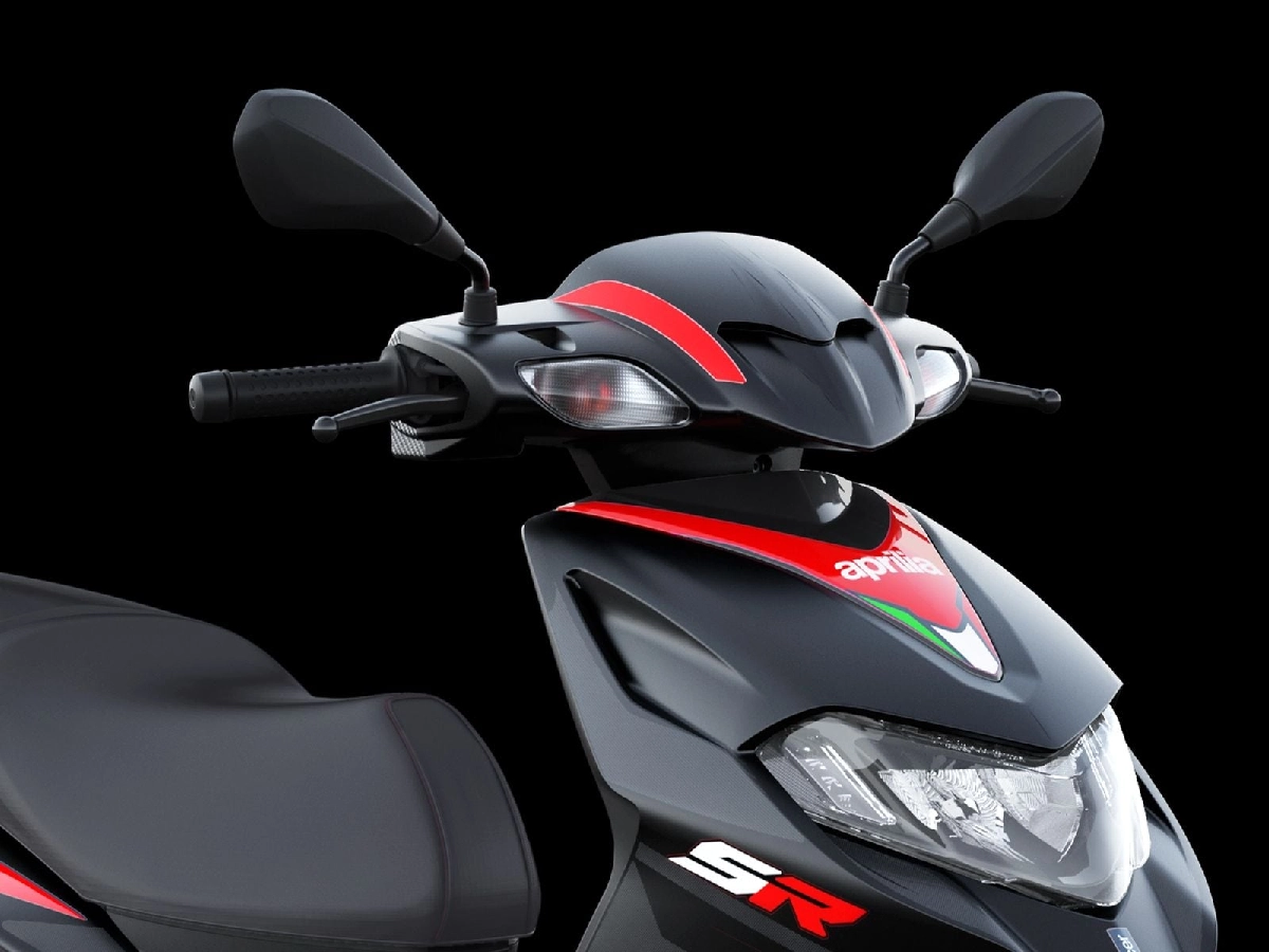Aprilia SR 160 front fascia and headlight styling