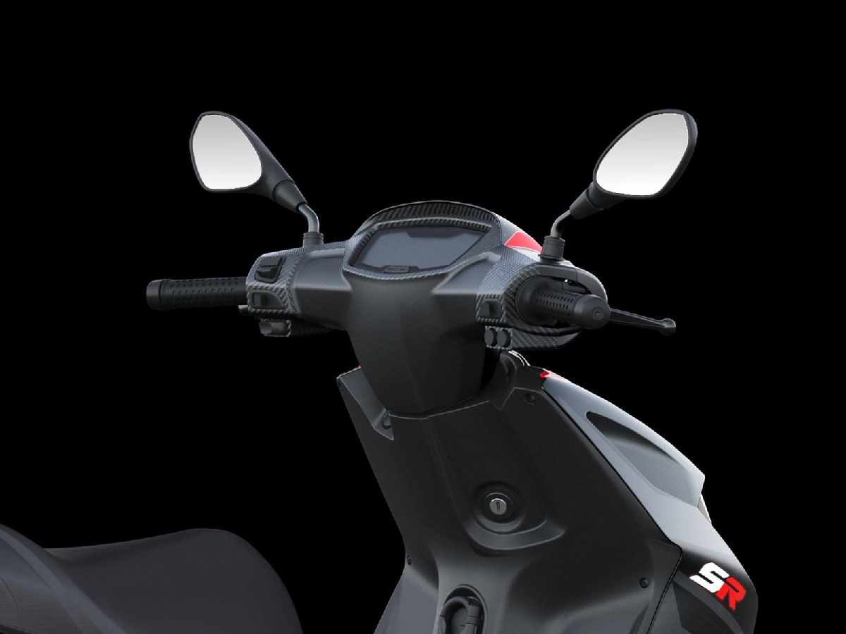 Aprilia SR 160 handlebar and instrument console view