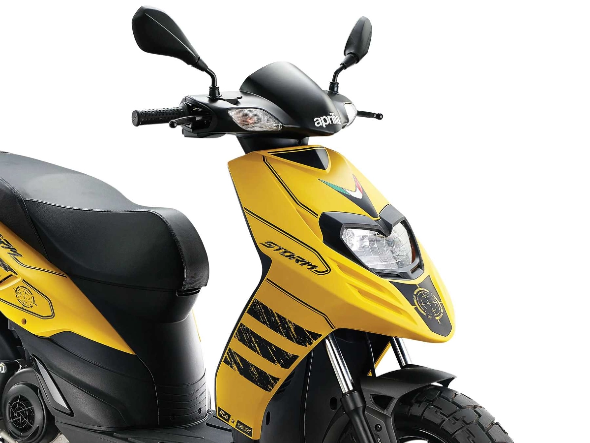 Aprilia SR Storm 125 headlight and front fascia design