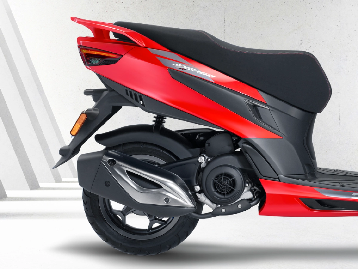 Aprilia SXR 160 rear side profile and exhaust design