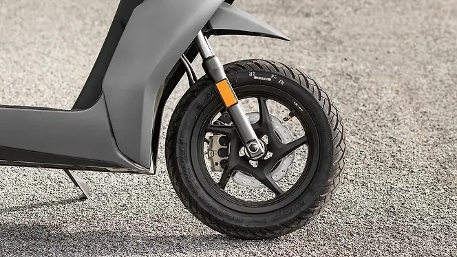 Ather 450S lifestyle view