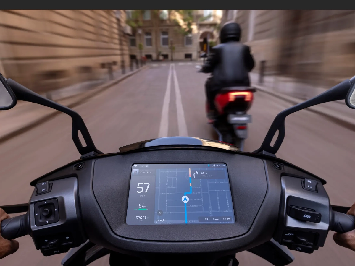 Ather 450 touchscreen instrument panel with navigation display