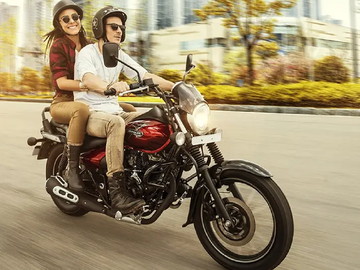 Couple riding Bajaj Avenger Street 160 on city road