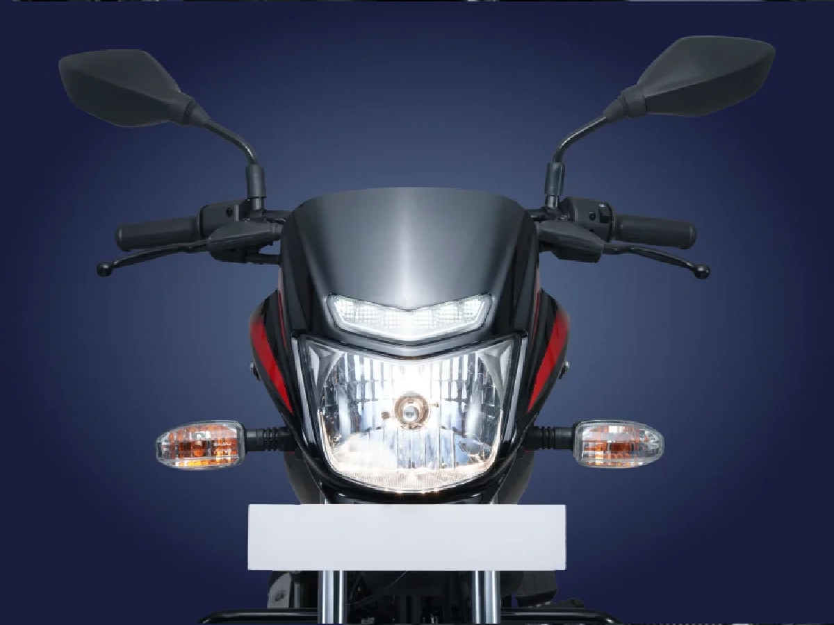 Front headlamp view of Bajaj Platina 100 motorcycle