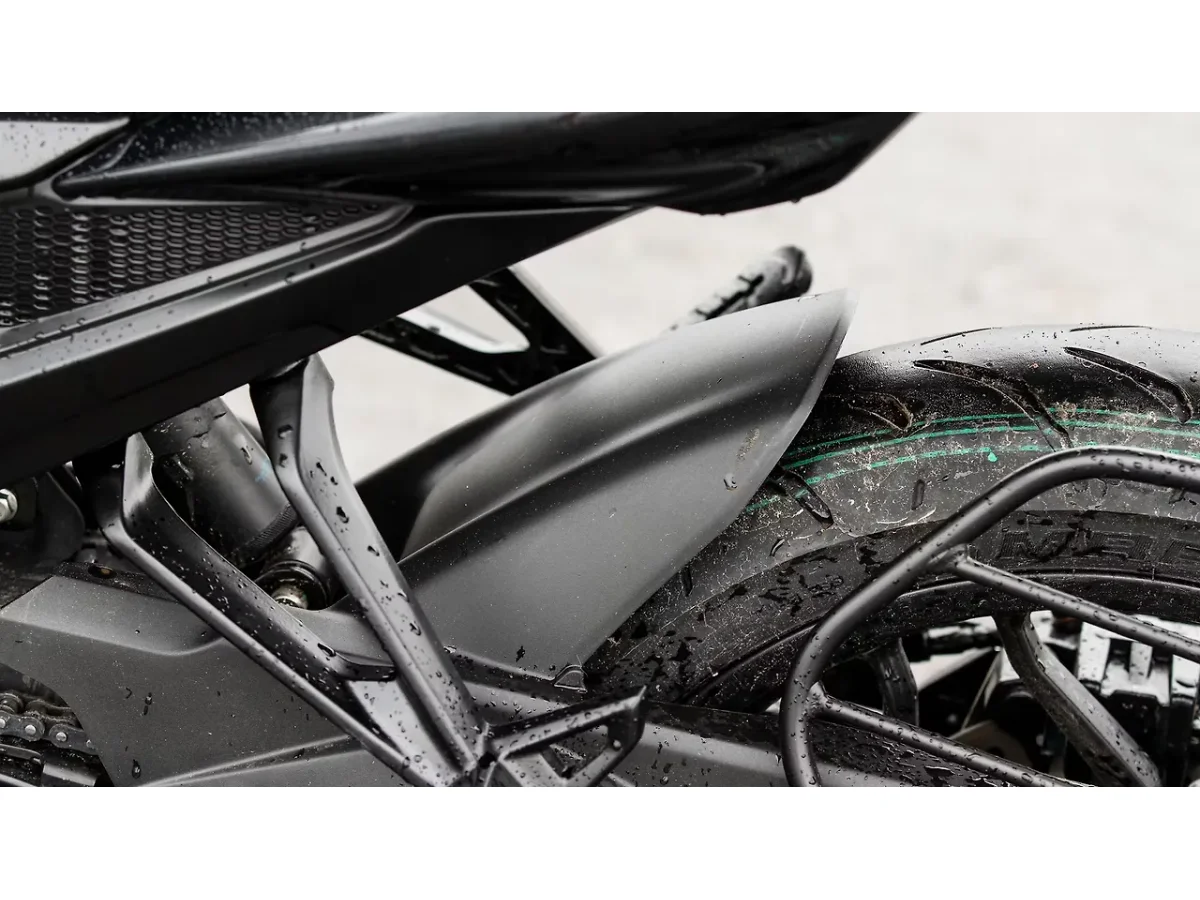 Bajaj Pulsar N160 - Hugger