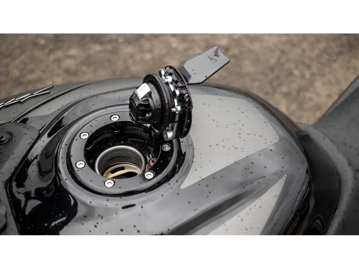 Bajaj Pulsar N160 - Open Fuel Lid