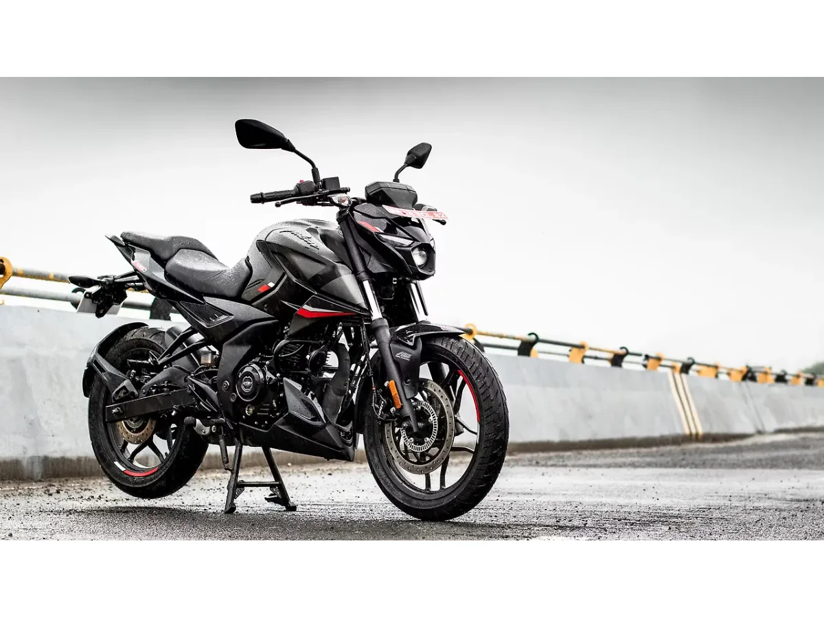 Bajaj Pulsar N160 - Right Front Three Quarter
