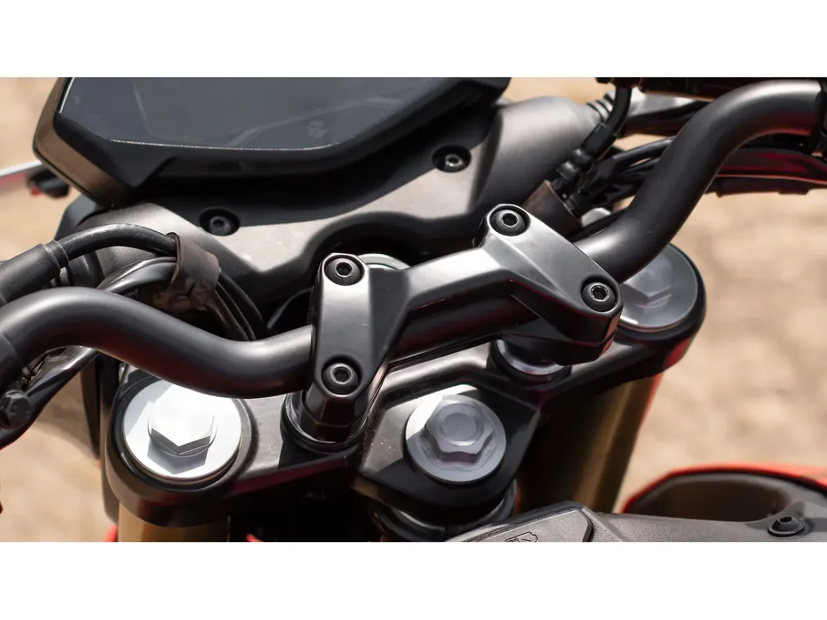 Bajaj Pulsar N250 - Handlebar Clamp