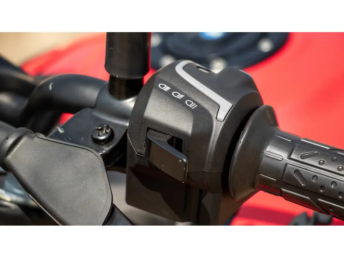 Bajaj Pulsar N250 - High Beam Low Beam Switch