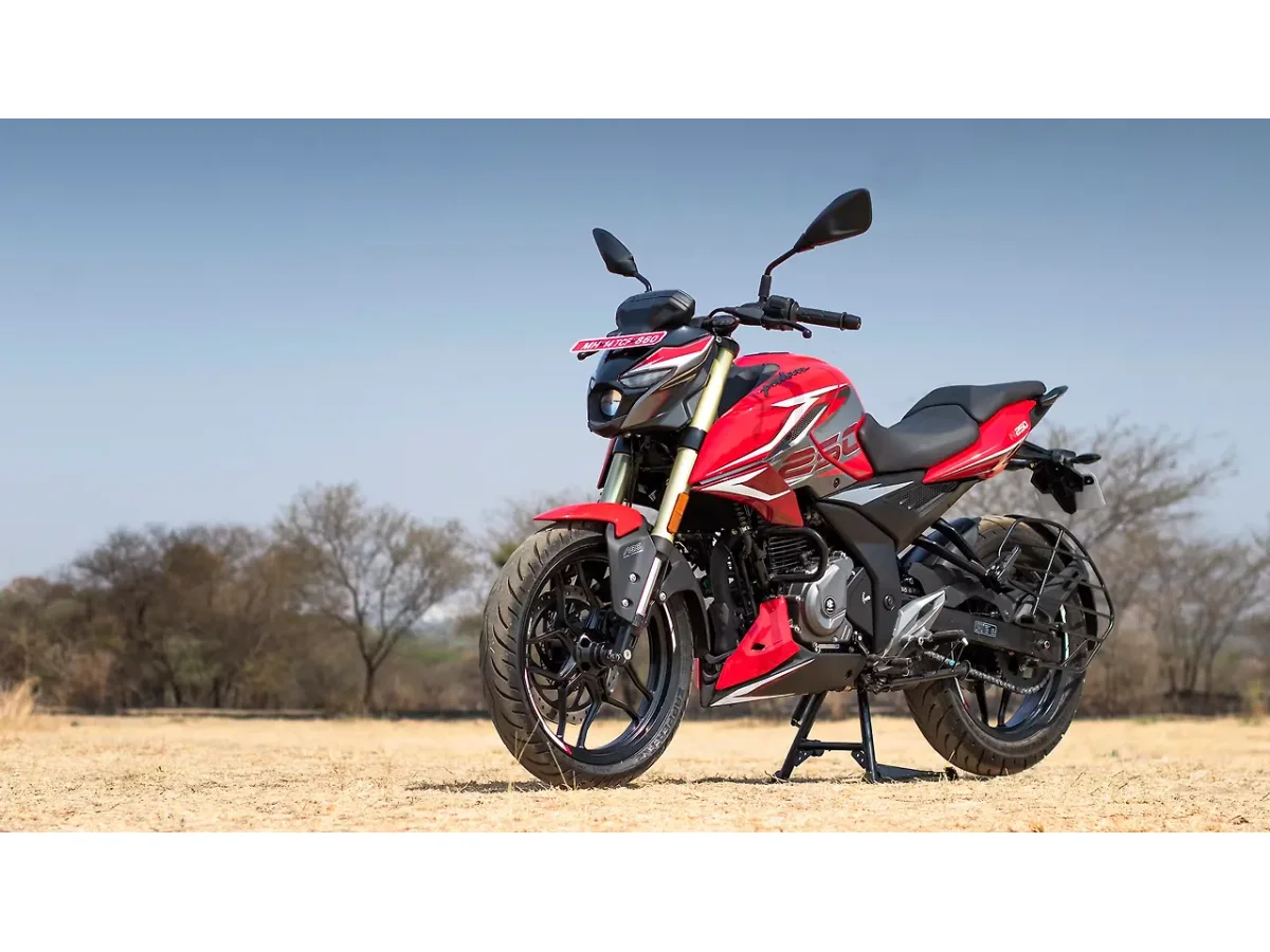 Bajaj Pulsar N250 - Left Front Three Quarter