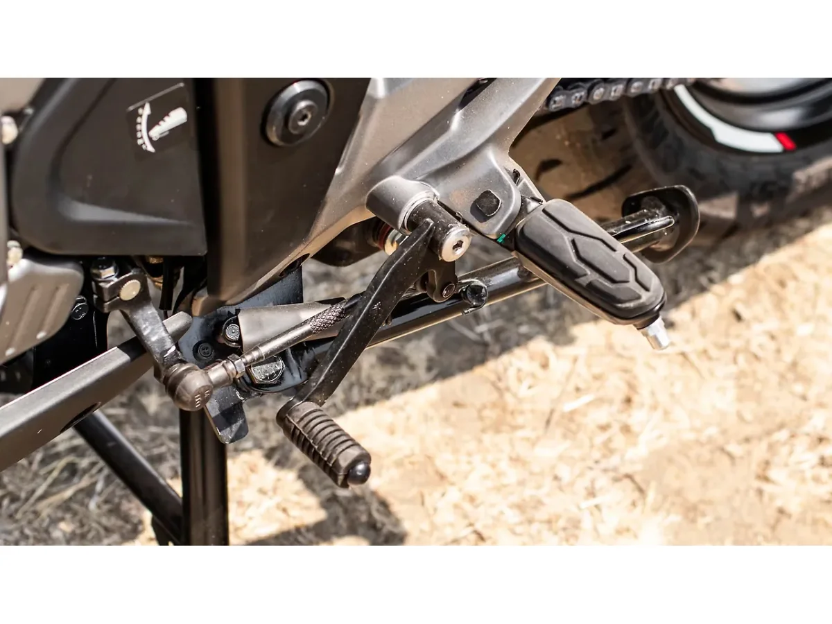 Bajaj Pulsar N250 - Rider Footpeg