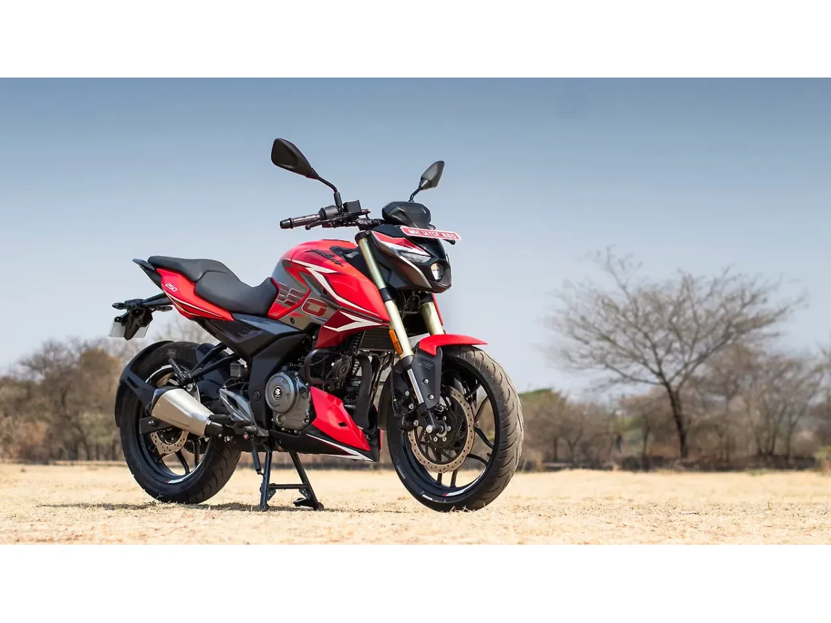 Bajaj Pulsar N250 - Right Front Three Quarter