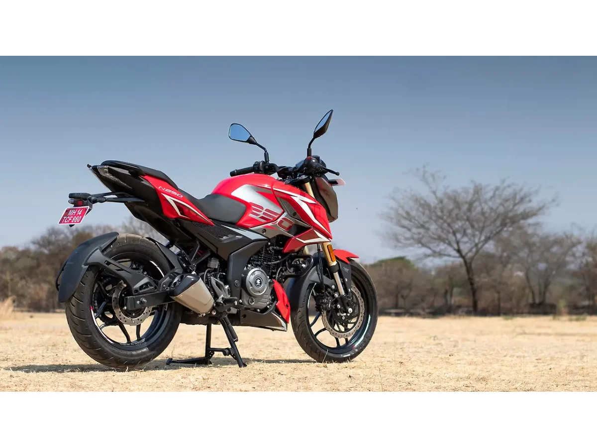 Bajaj Pulsar N250 - Right Rear Three Quarter