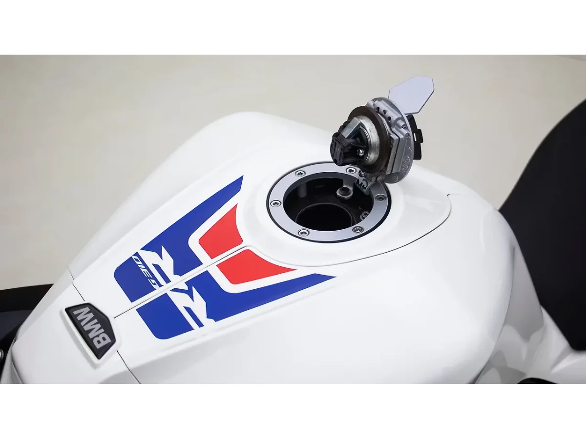 BMW G310 RR - Open Fuel Lid