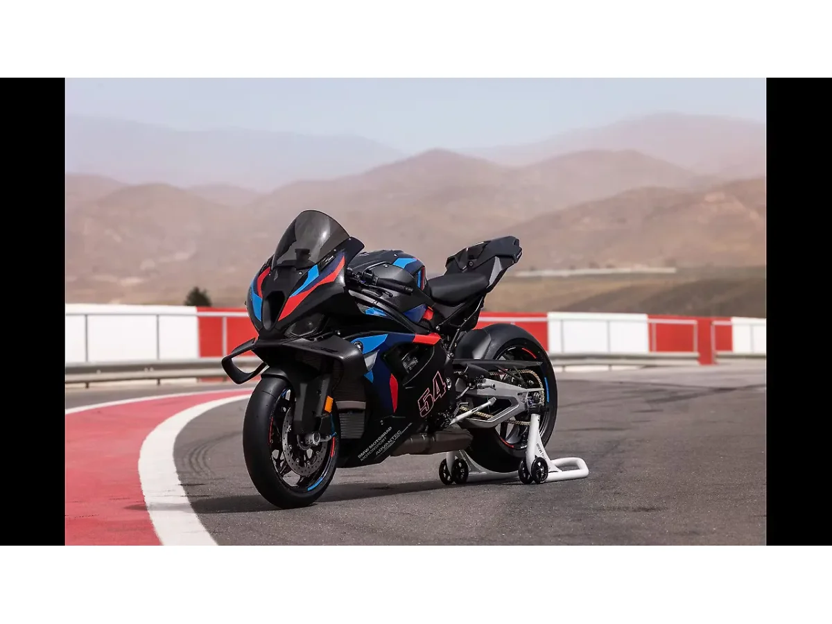 BMW M 1000 RR - Left Front Three Quarter