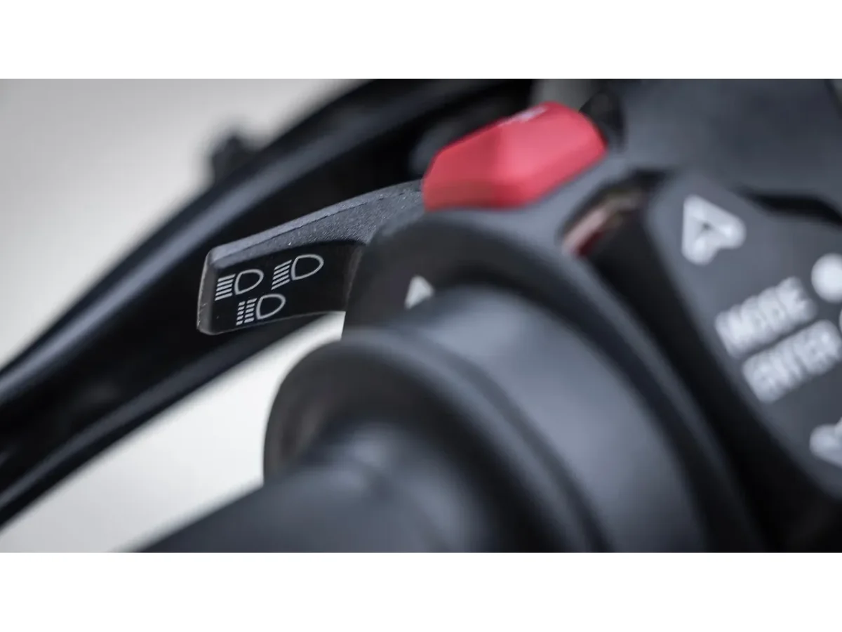 Ducati Diavel V4 - High Beam Low Beam Switch