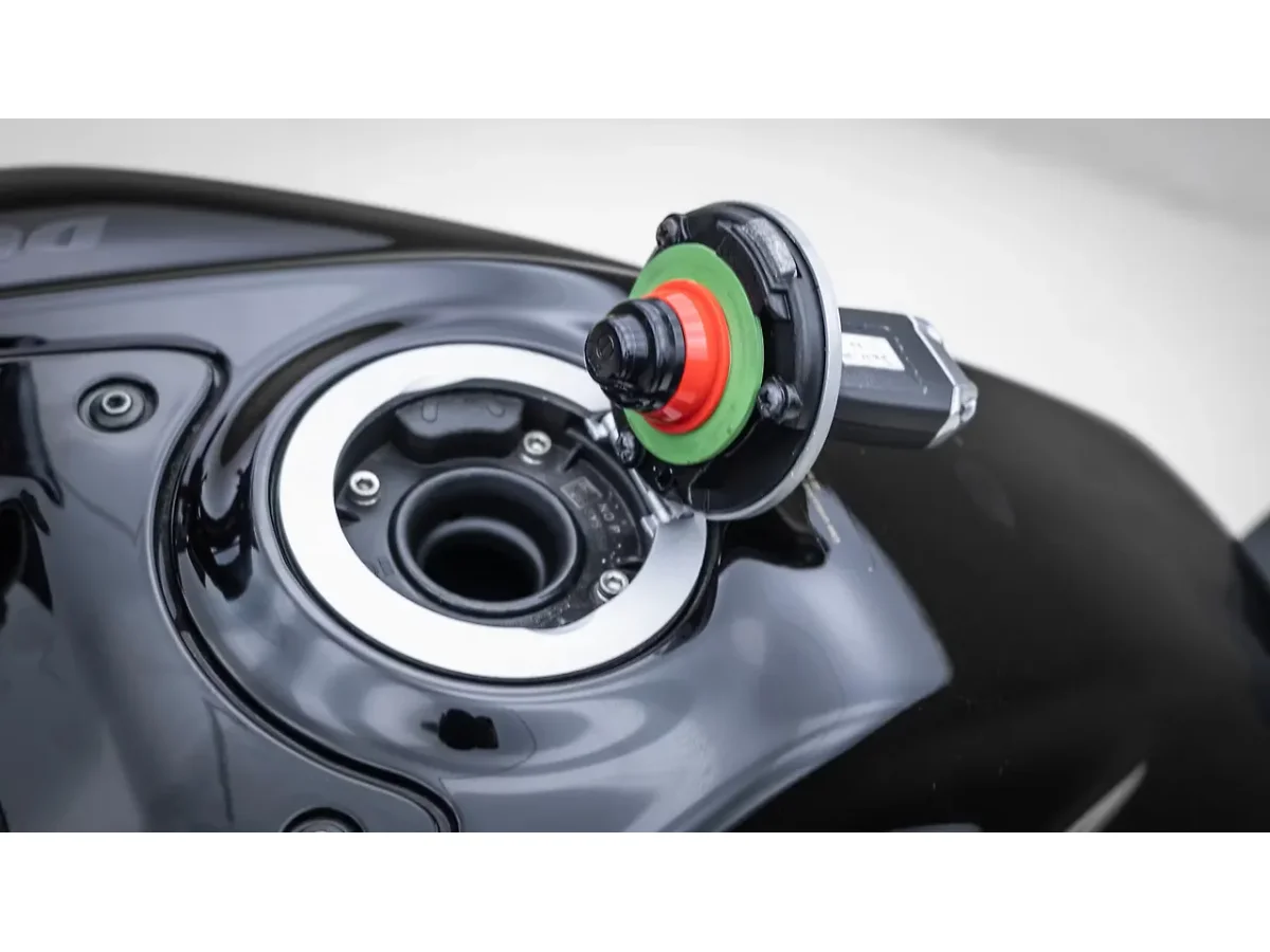 Ducati Diavel V4 - Open Fuel Lid