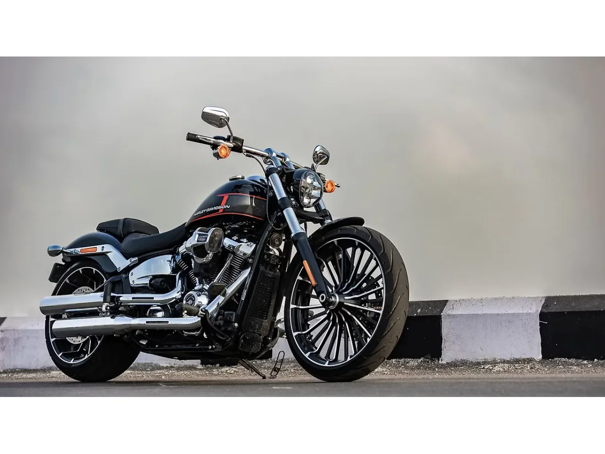Harley-Davidson Breakout - Right Front Three Quarter