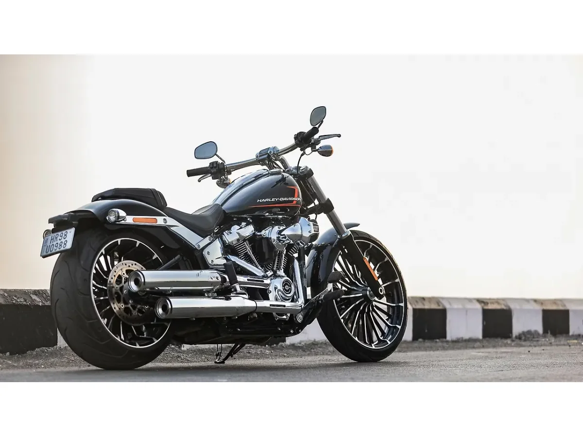 Harley-Davidson Breakout - Right Rear Three Quarter