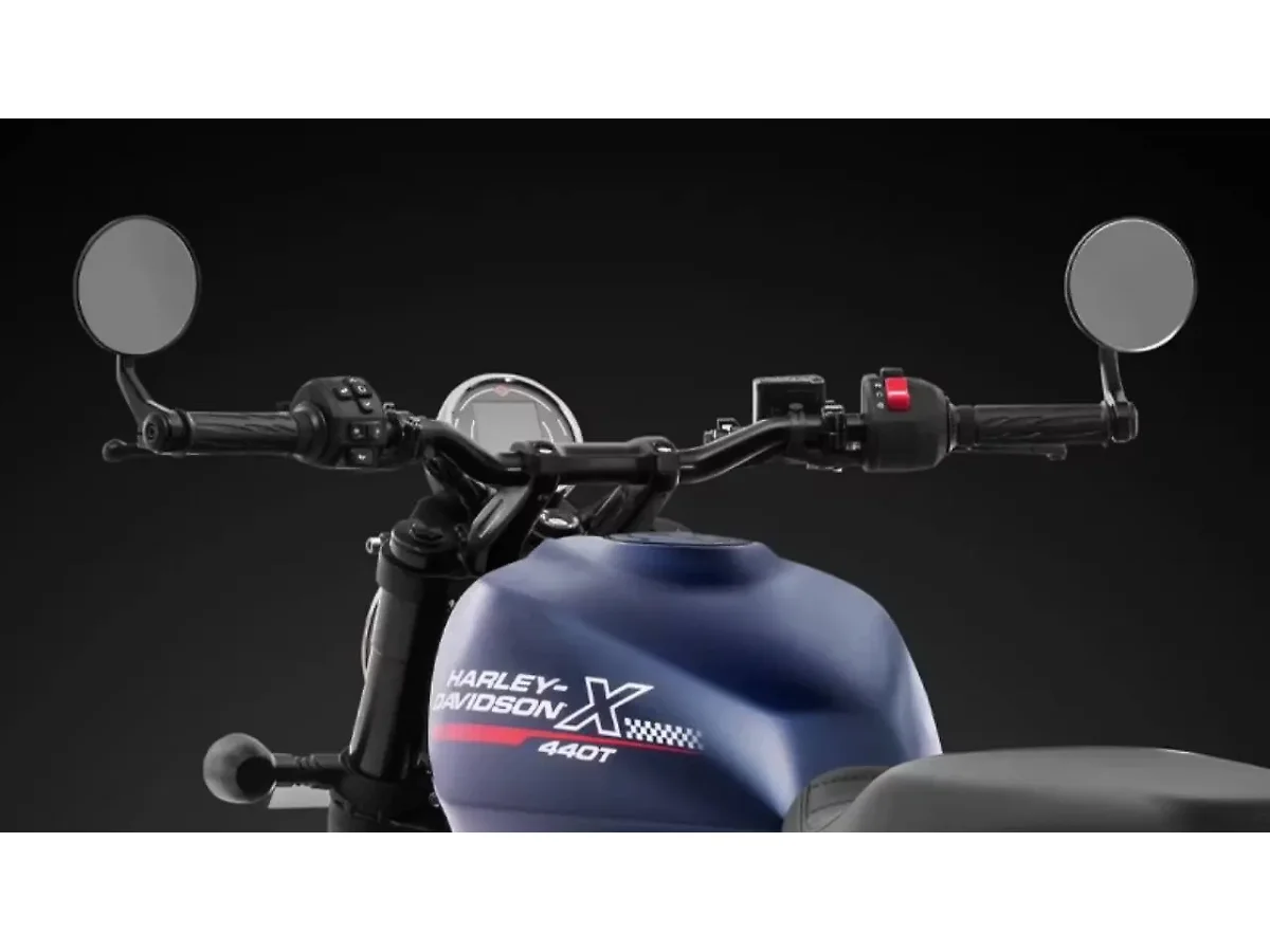 Harley-Davidson X440 handlebar and instrument cluster view