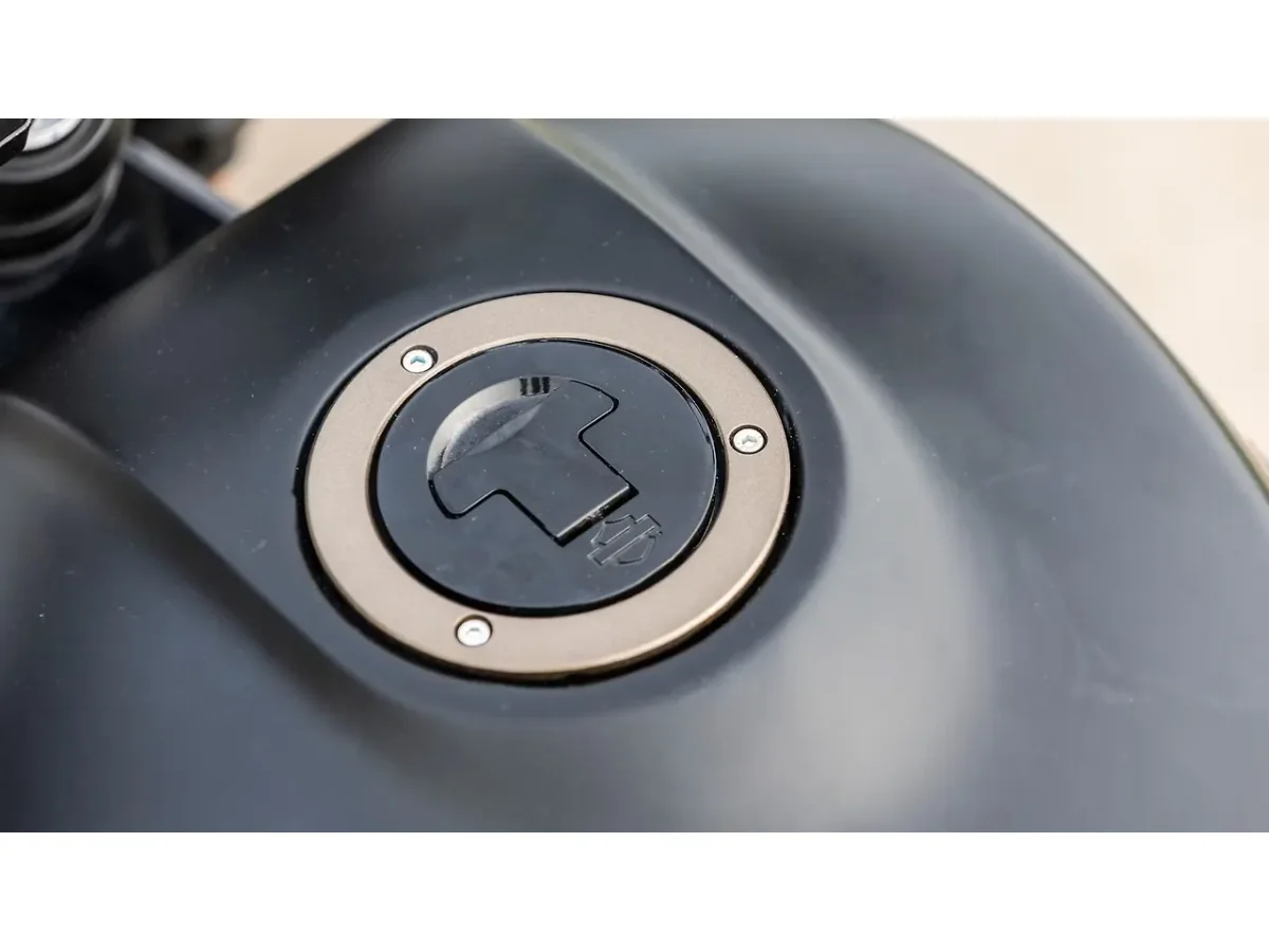 Harley-Davidson X440 fuel tank with closed fuel lid