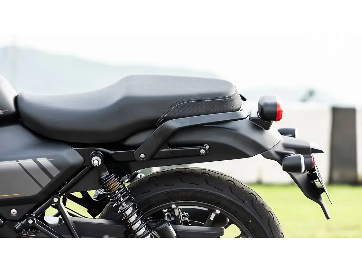 Harley-Davidson X440 rear mudguard and suspension detail