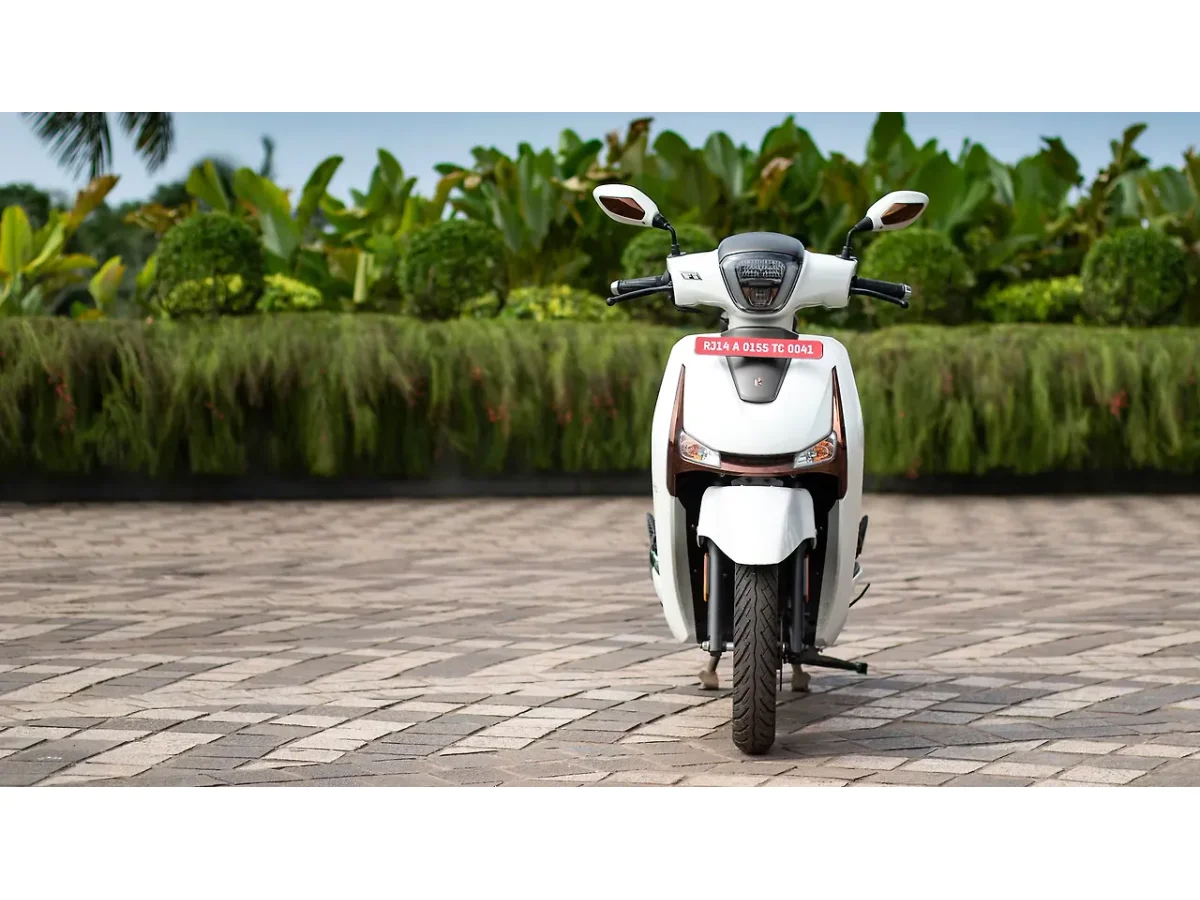 Hero Destini 125 scooter shown from the front view