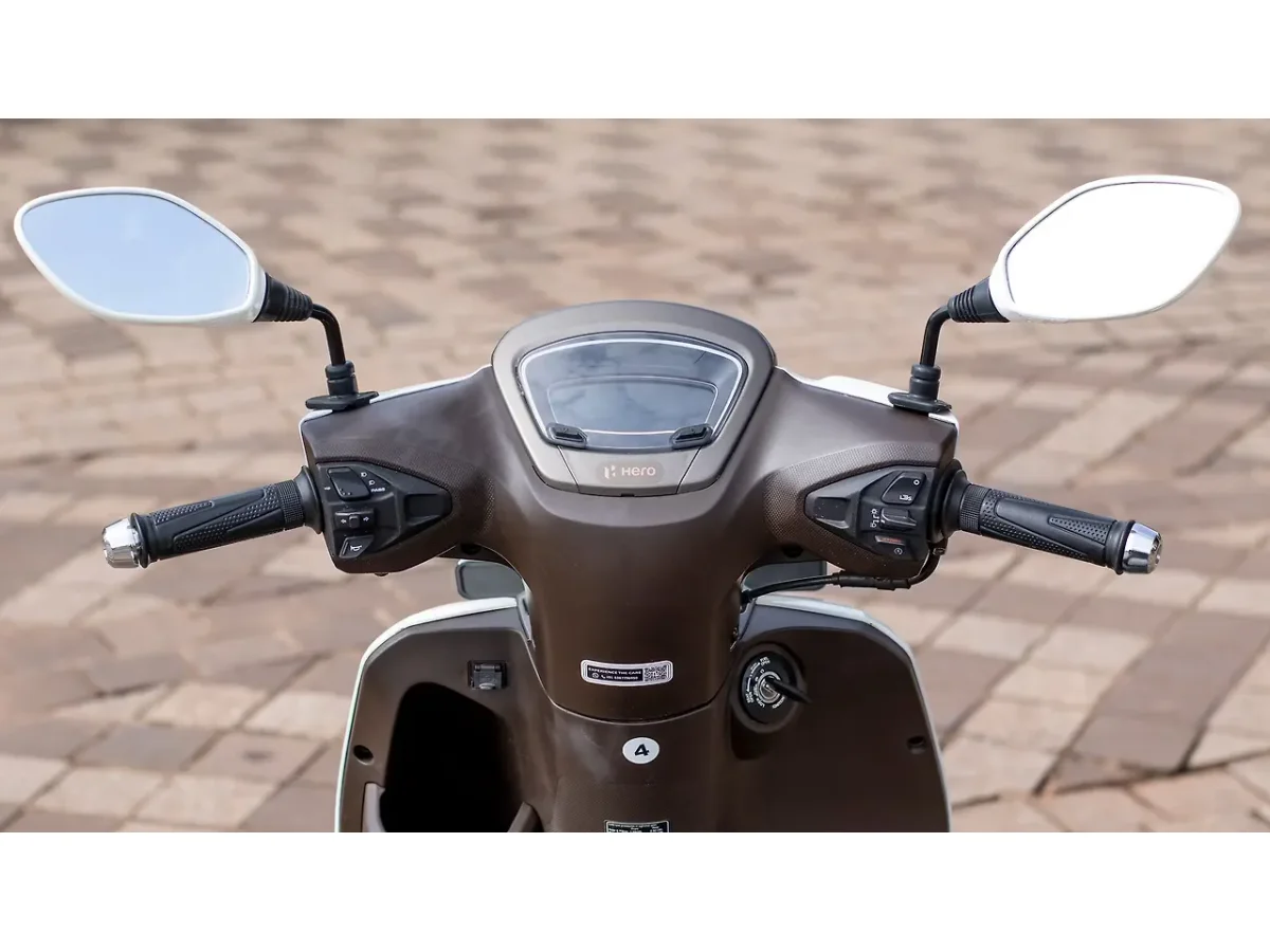 Hero Destini 125 handlebar and instrument console detail