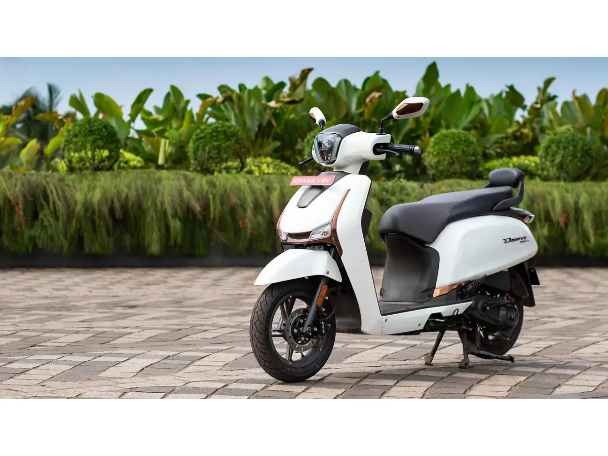 Hero Destini 125 scooter shown from left front three-quarter angle