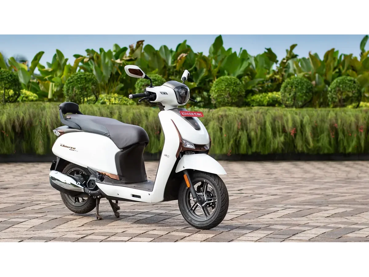Hero Destini 125 scooter shown from right front three-quarter angle