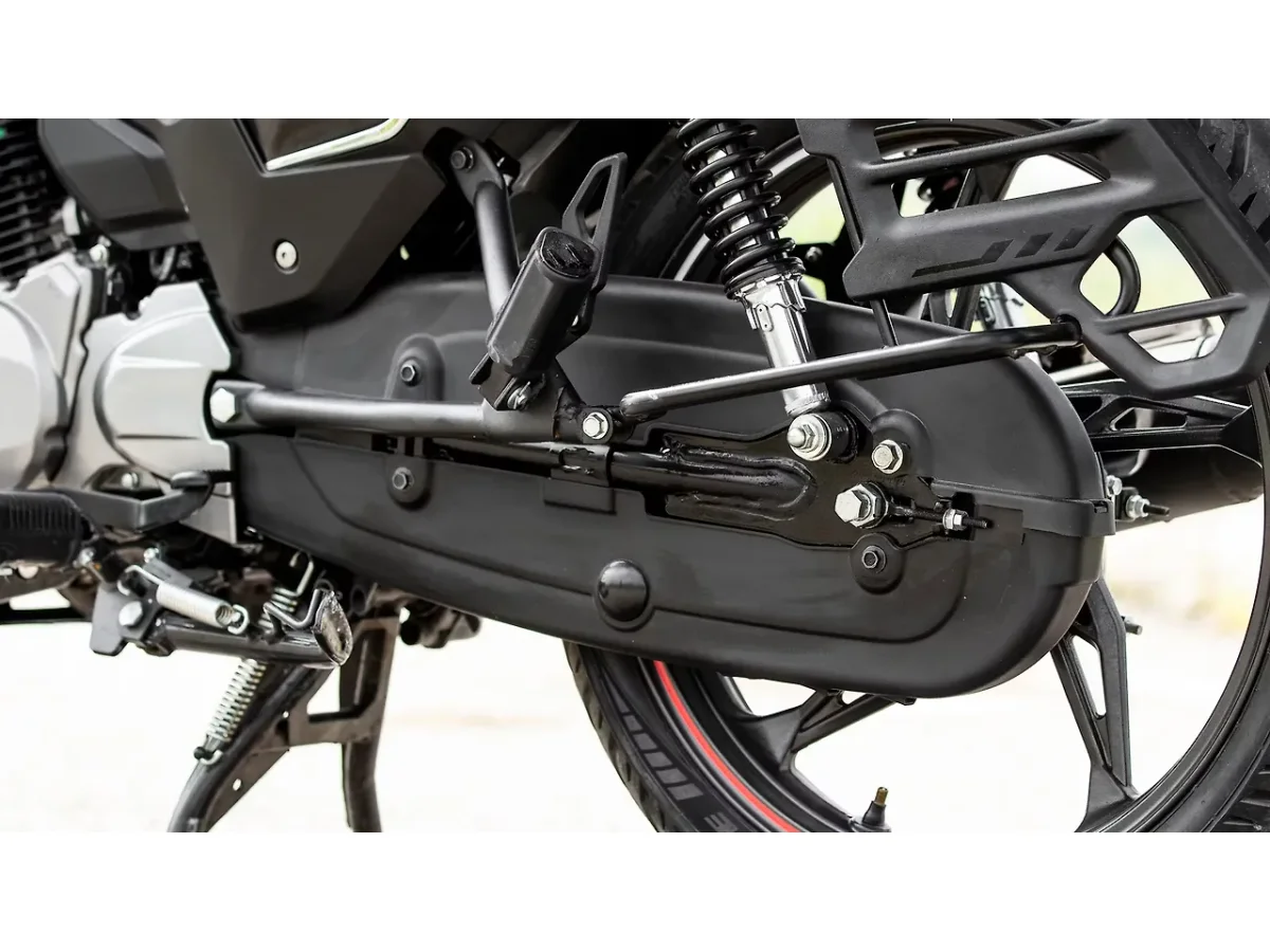 Hero Glamour X 125 chain cover close-up