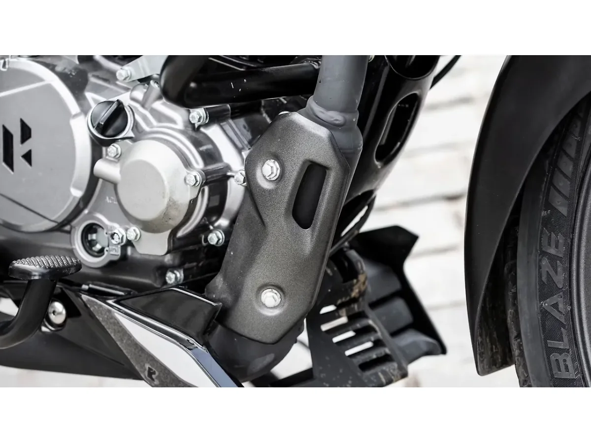 Hero Glamour X 125 exhaust header pipe close-up