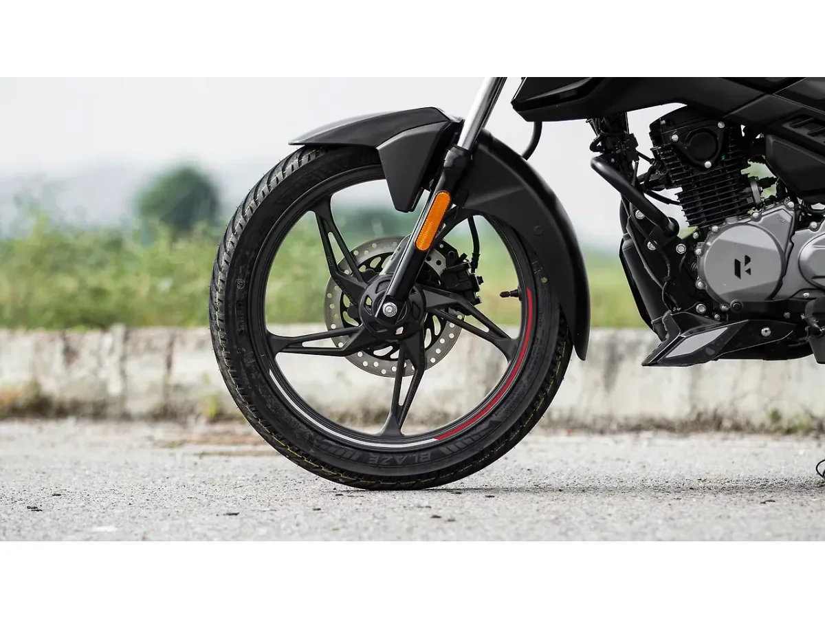 Front alloy wheel and tyre of the Hero Glamour X 125
