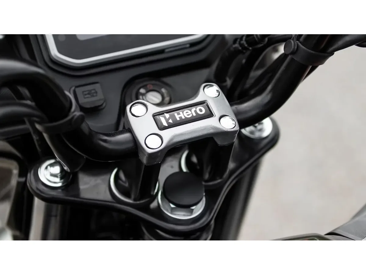 Hero Glamour X 125 handlebar clamp close-up
