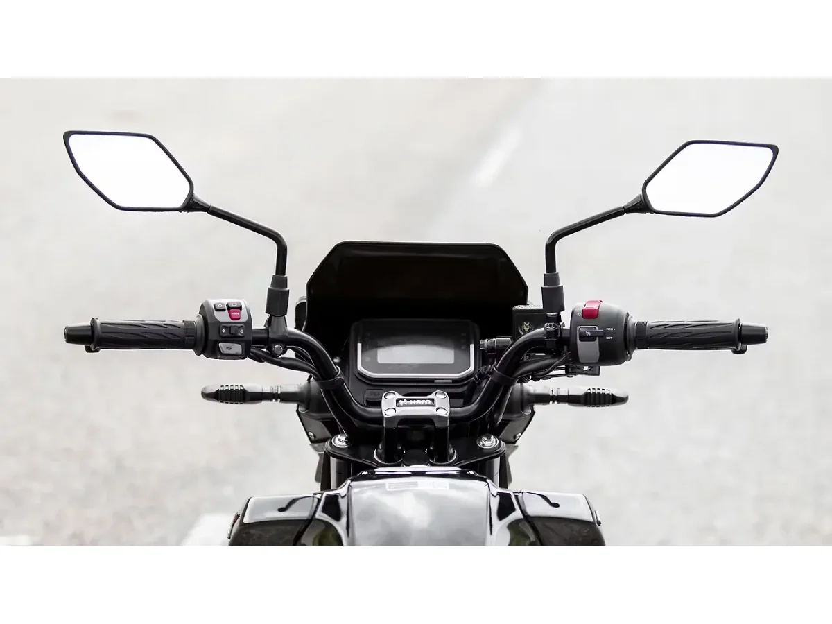 Hero Glamour X 125 handlebar and cockpit view