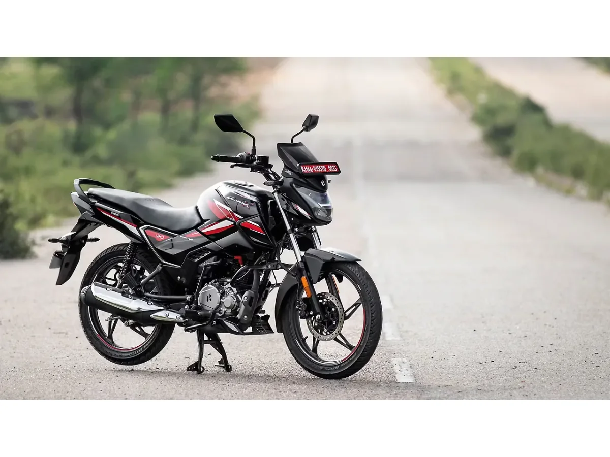 Hero Glamour X 125 motorcycle right front three-quarter view