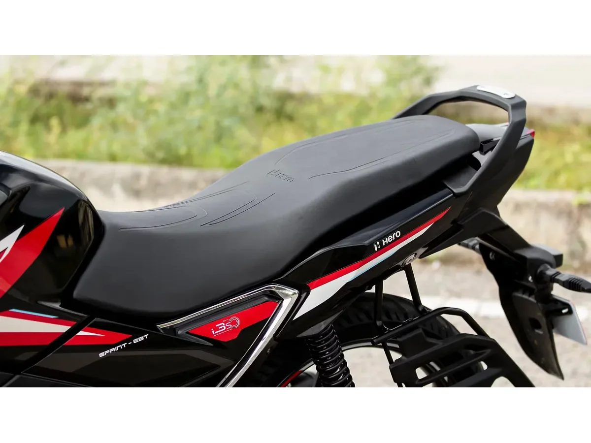 Hero Glamour X 125 motorcycle seat and grab rail close-up
