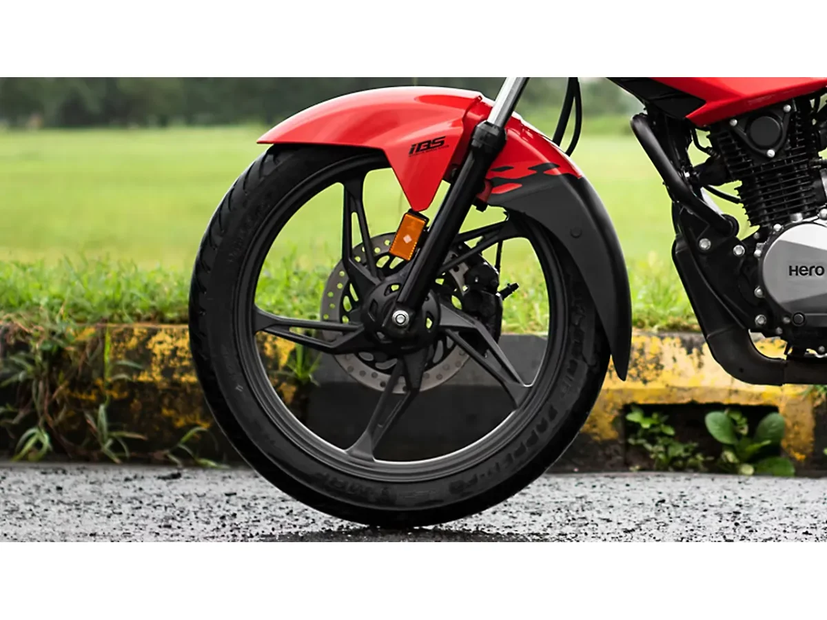 Front alloy wheel and tyre of the Hero Glamour motorcycle