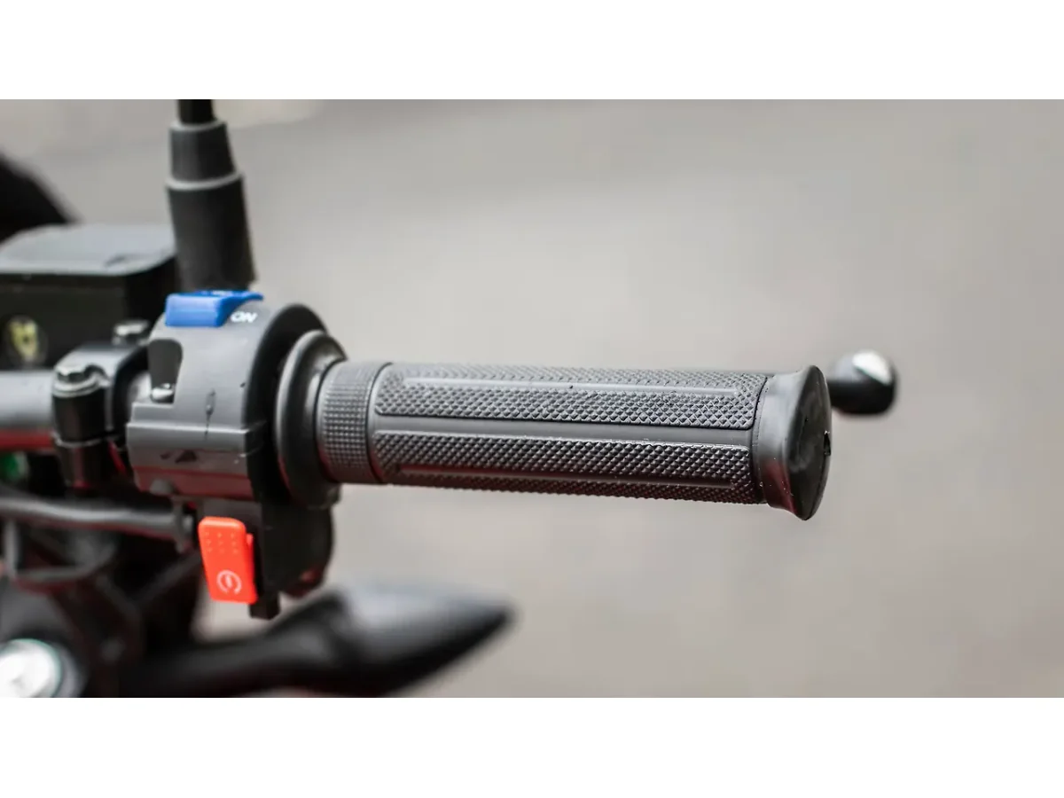 Close-up of Hero Glamour handlebar grip and bar end weight