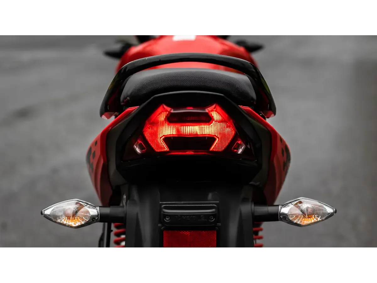 Hero Glamour LED tail light close-up
