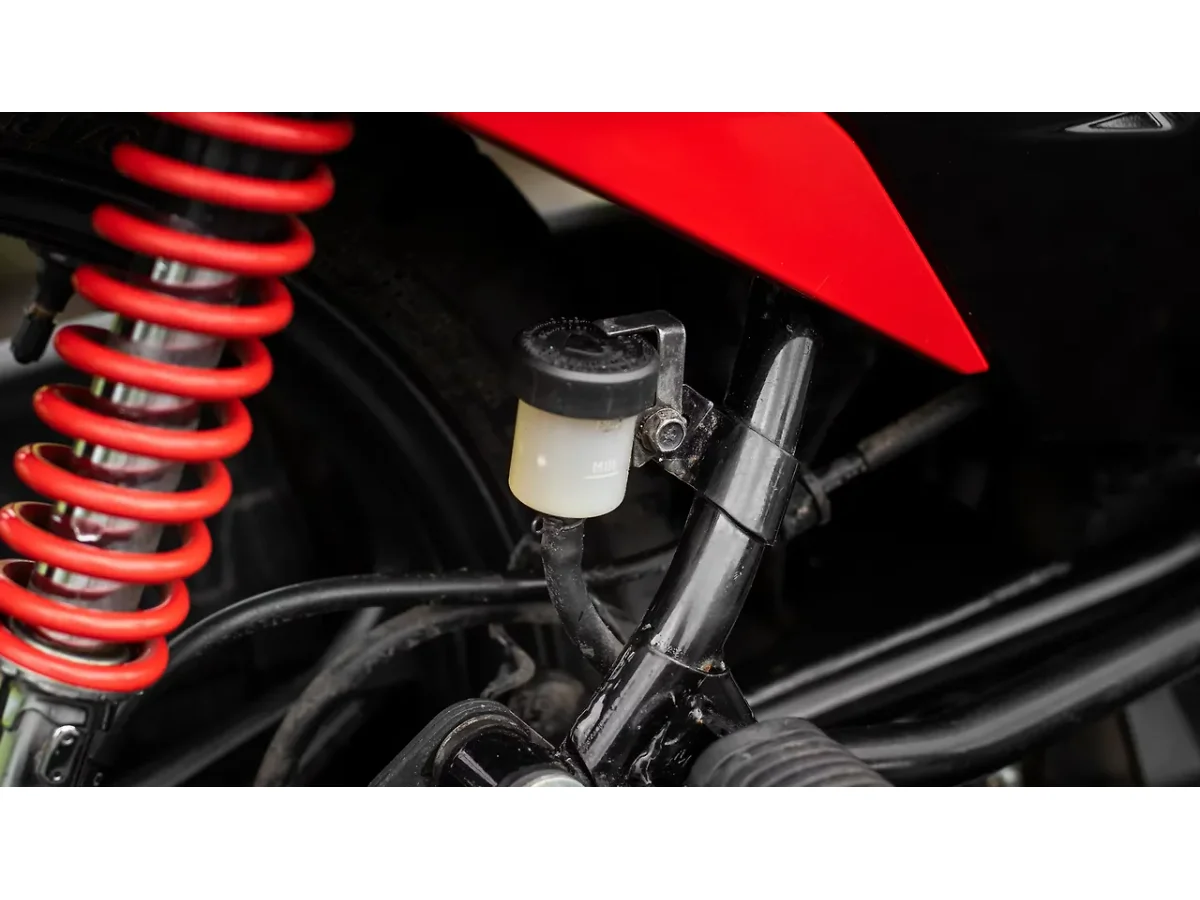 Hero Glamour rear brake fluid reservoir and suspension close-up