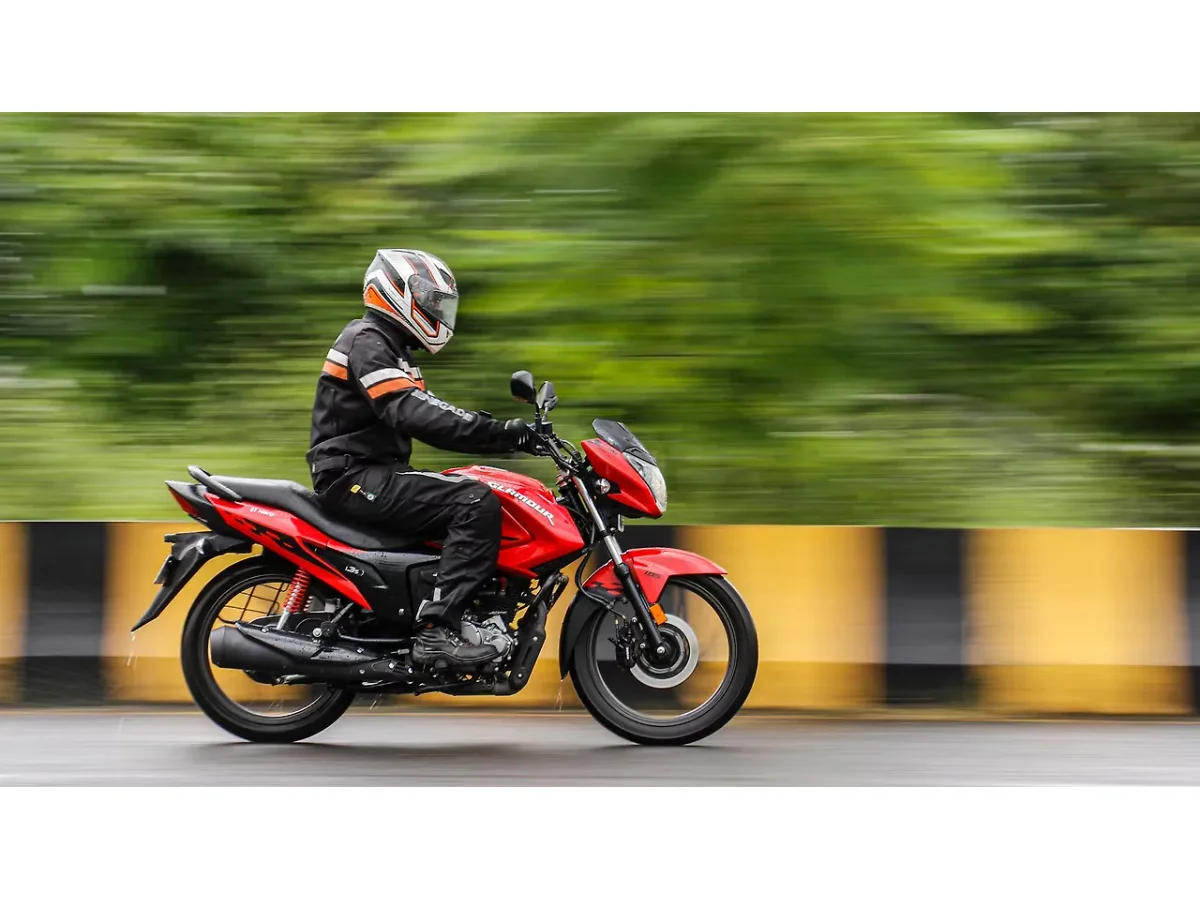 Hero Glamour motorcycle in motion from the right side