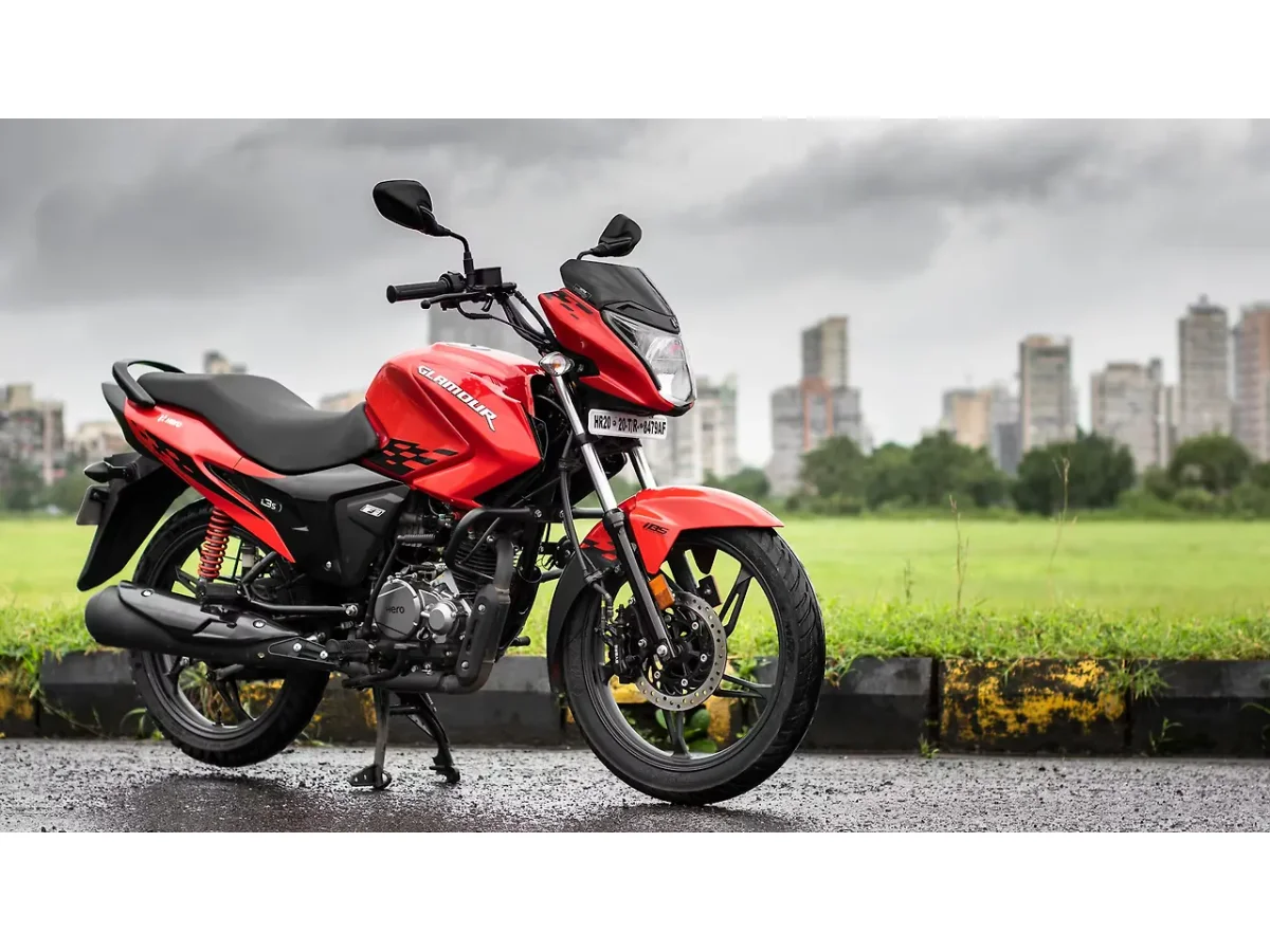 Hero Glamour motorcycle right front three-quarter view